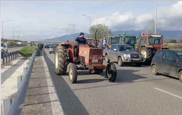 Έκλεισε ξανά η Εγνατία Οδός από τα μπλόκα των αγροτών – κλειστό το ρεύμα προς Ξάνθη ανάμεσα στους δυο κόμβους της Κομοτηνής Έκλεισε ξανά η Εγνατία Οδός από τα μπλόκα των αγροτών – κλειστό το ρεύμα προς Ξάνθη ανάμεσα στους δυο κόμβους της Κομοτηνής